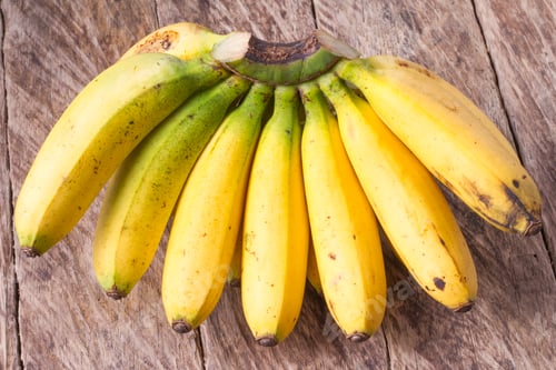 Preview: banana fruit on the wooden table (Musa × paradisiaca)
