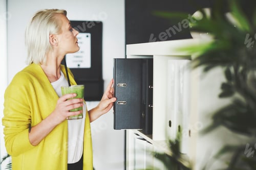Preview: Business person choosing a ring binder