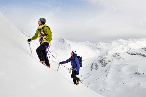 Aperçu: Mountaineers ascending snow-covered mountain, Saas Fee, Switzerland