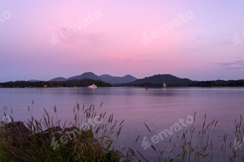 Preview: Scenic view of a tranquil lake and its surrounding mountainous landscape in Alaska
