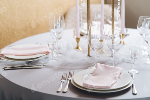 Preview: Elegant table setting with crystals and veil