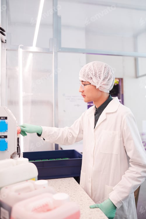 Preview: Scientist working with equipment in the lab