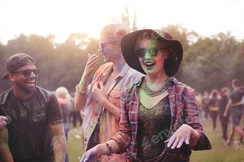 Preview: Dancing friends at the holi festival
