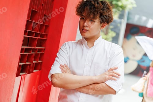 Preview: Portrait of Asian man in white shirt standing in arms crossed