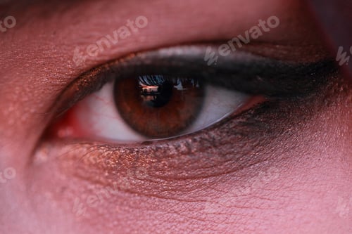Preview: Close up of eye with make up
