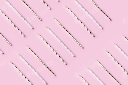Vista previa: Patrón de lápices blancos y dorados sobre pastel rosa