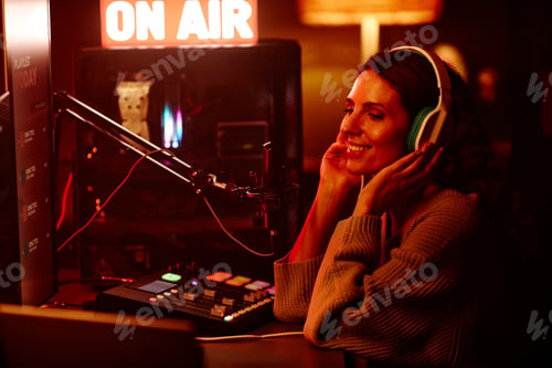 Preview: Turning On Favourite Music On Radio