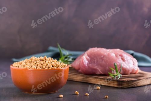 Preview: Choice between a bowl of soy meat and raw meat on the table