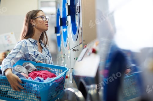 Preview: Girl in laundry