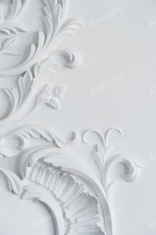 Visualização: Baixo-relevo de design de parede branca de luxo com molduras em estuque, elemento rococó