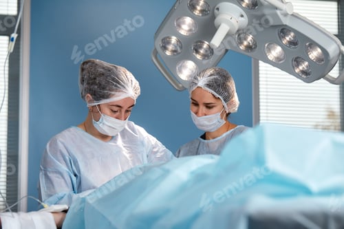 Preview: Concentrated Surgical team operating a patient in an operation theater