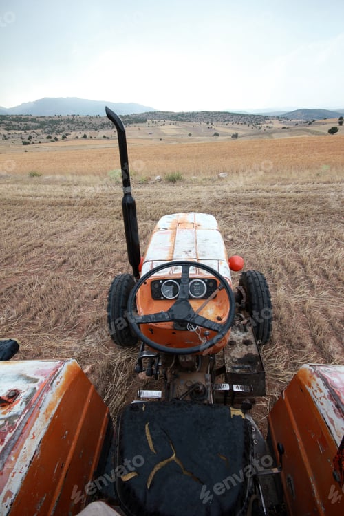 Preview: Tractor in wheat field