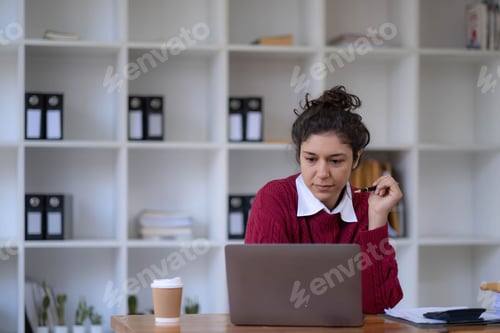 Vista previa: Mujer de negocios asiática que usa calculadora y computadora portátil para hacer finanzas matemáticas en un escritorio de oficina, impuestos