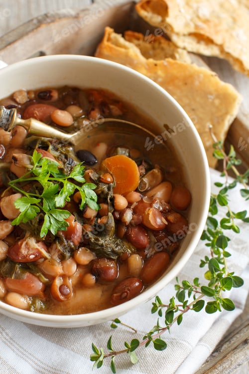 Preview: Cooked legumes and vegetables in a bowl