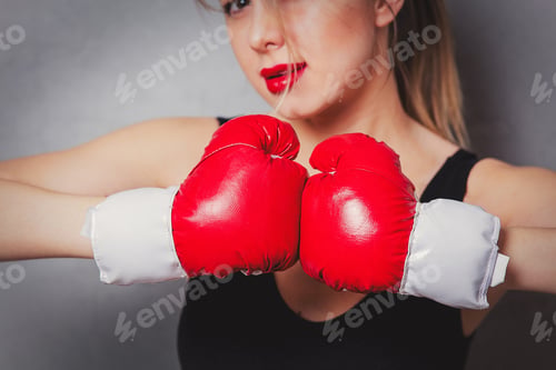 Preview: woman in boxing gloves on gray background