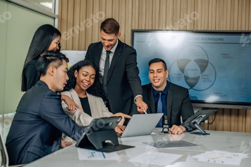 Vista previa: Un equipo diverso innova para los KPI de ventas mediante una lluvia de ideas colaborativa para desarrollar modelos de negocio.