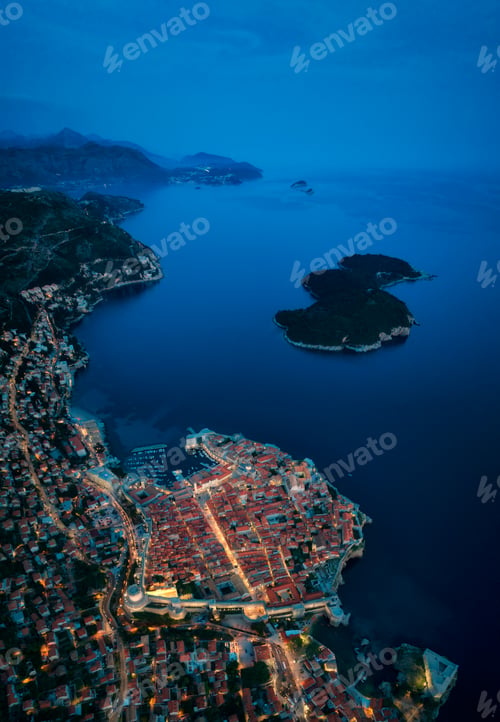 Preview: Panoramic night view of the picturesque town of Dubrovnik