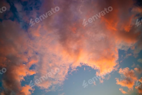 Vorschau: Fotoaufnahme der Farben der Wolken bei Sonnenuntergang