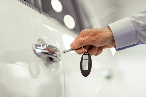 Preview: Businessman in motor show