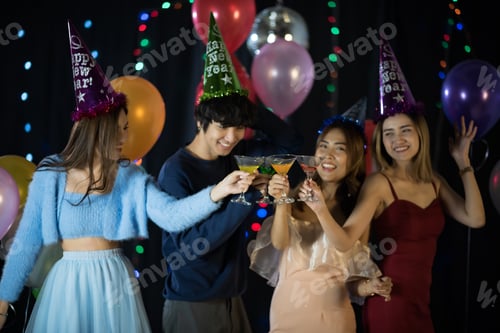 Visualização: Amigos asiáticos felizes comemorando a véspera de ano novo de 2021 - pessoas se divertindo juntas