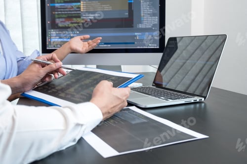 Vorschau: Team von Programmierern, die mit Computerprogrammierung, beruflicher Entwicklung und Codierungstechnologie arbeiten