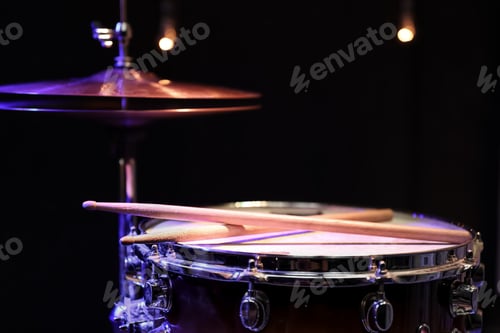 Preview: Close up shot of drumsticks lie on a snare drum.
