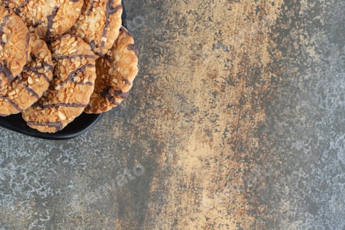 Preview: A black bowl with delicious crispy cookies