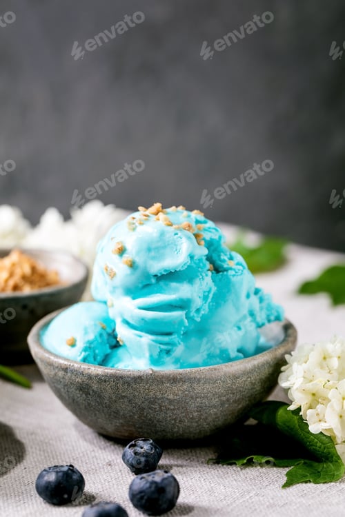 Preview: Turquoise ice cream in waffle cones