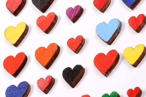 Preview: Heart Of Many Different Sizes From A Tree Lie On A White Background
