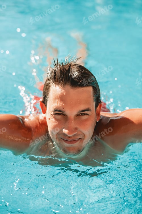 Preview: Man in a swimming pool