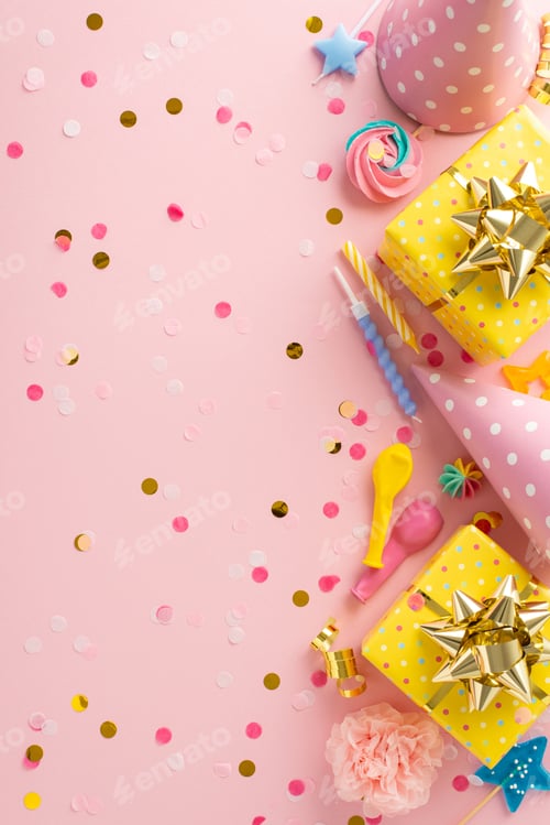 Visualização: Inspiração encantadora na configuração de aniversário. Mesa de captura de fotos com vista superior adornada com
decoração comemorativa