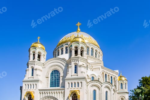 Vista previa: Christian church with beautiful golden domes against the blue sky