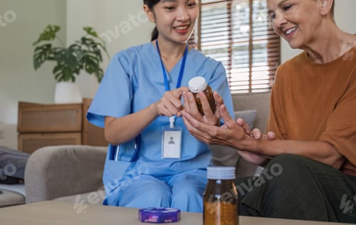 Vista previa: Asian caregiver nurse give consult to Caucasian senior woman 60s patient. Attractive care pharmacist