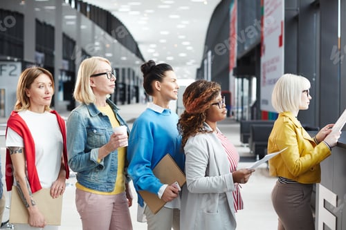 Preview: Business guests standing in line