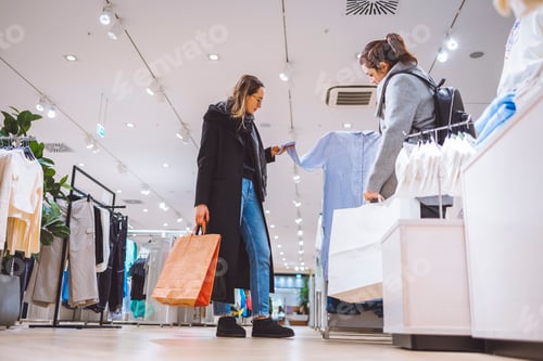 Preview: Young woman in a shopping centre