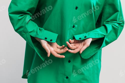 Preview: Close-up of a woman in a green shirt with the unbuttoned cuffs