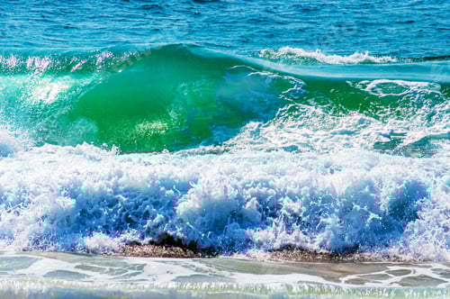 Preview: Beautiful shot of calming and splashing ocean waves on a sunny day