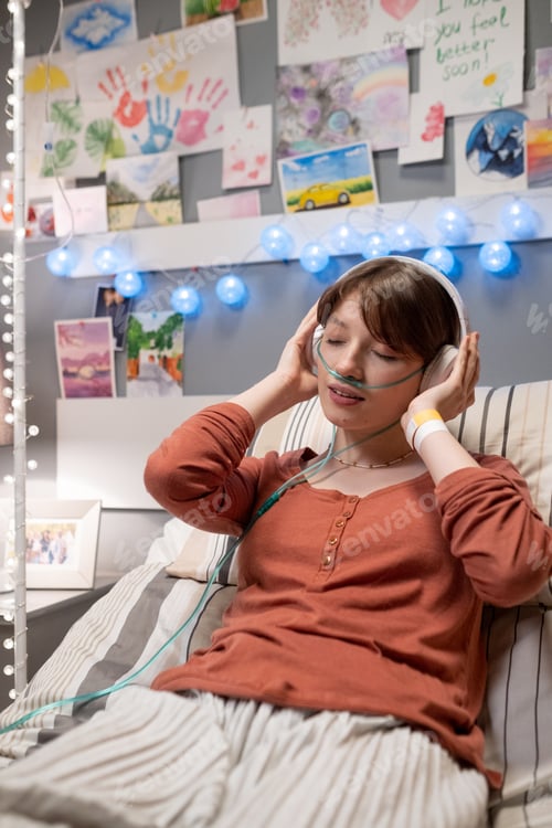 Preview: Happy cute teenage girl in headphones enjoying music