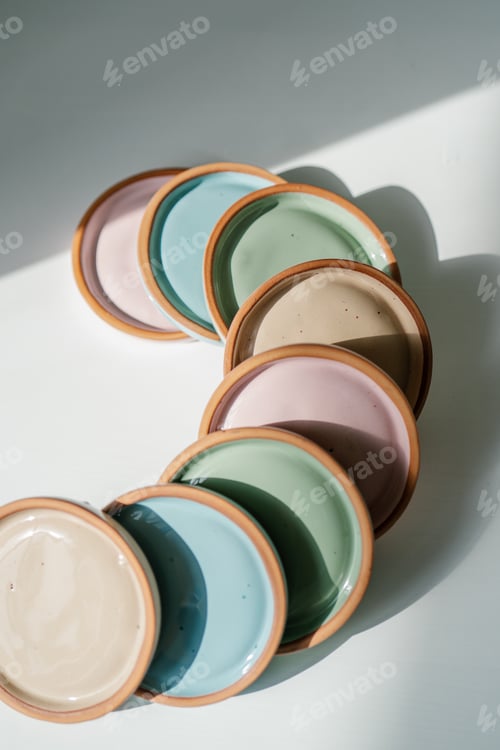 Preview: A large stack of ceramic cups in pastel colors.