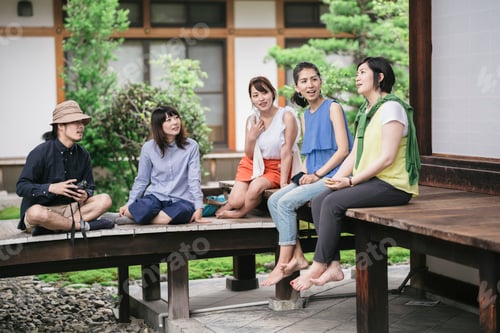 Preview: Group of japanese friends visiting Kyoto