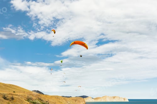 Preview: paraplane flying high up
