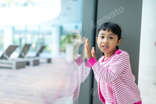 Preview: Asian little girl