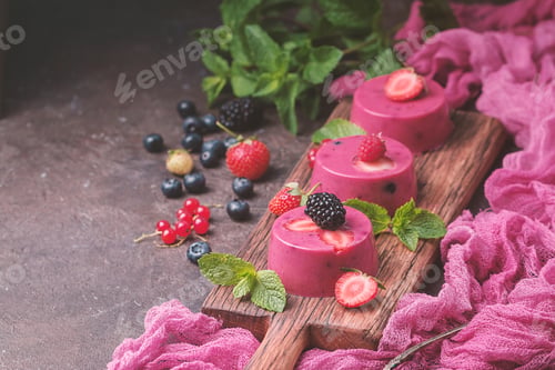 Preview: Summer dessert with berries