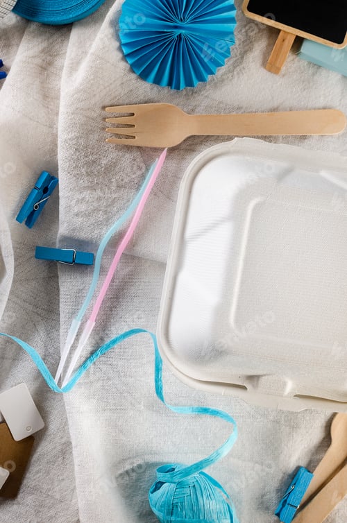 Preview: Closed bento cake box with a wooden spoon and blue ribbon.