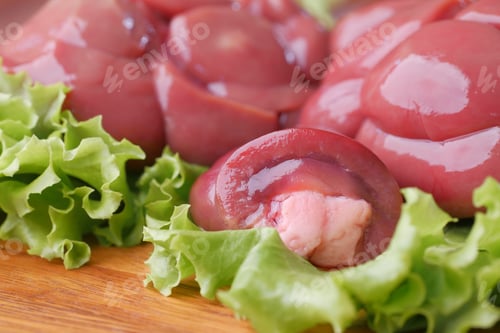 Preview: Raw fresh lamb kidneys on a chopping board
