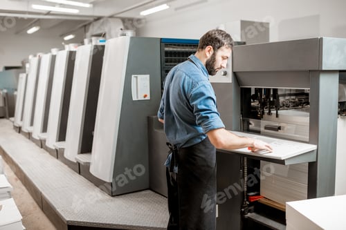 Preview: Printing operator working at the manufacturing