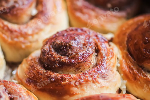 Preview: Freshly baked cinnamon buns. Sweet homemade pastry.