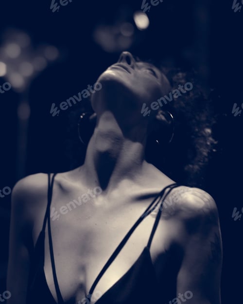 Preview: Portrait of a woman in a dark bar