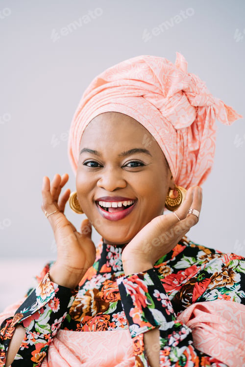 Preview: People, races and ethnic beauty concept. Close up portrait of charming African woman with pink