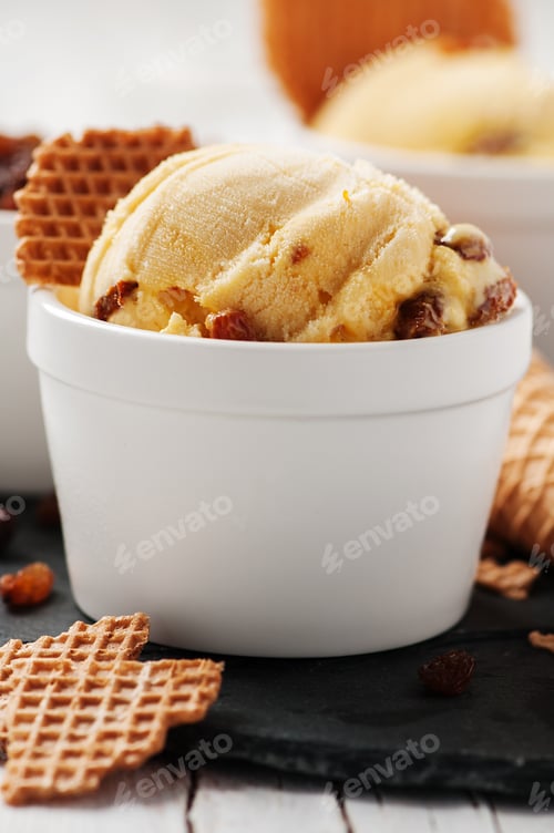 Vista previa: Cold ice-cream with raisins